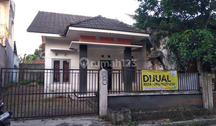 Rumah Dengan Halaman Luas Dekat Kampus Uty Yogyakarta 1