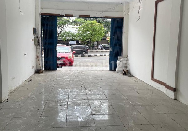 For Rent Strategic 3-Story Shop House on North Ring Road Yogyakarta - Suitable for Business 2