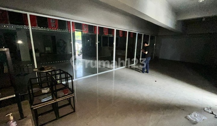 Disewakan Ruko 2 Lantai Dengan Area Parkir Luas Di Jalan Utama Magelang.