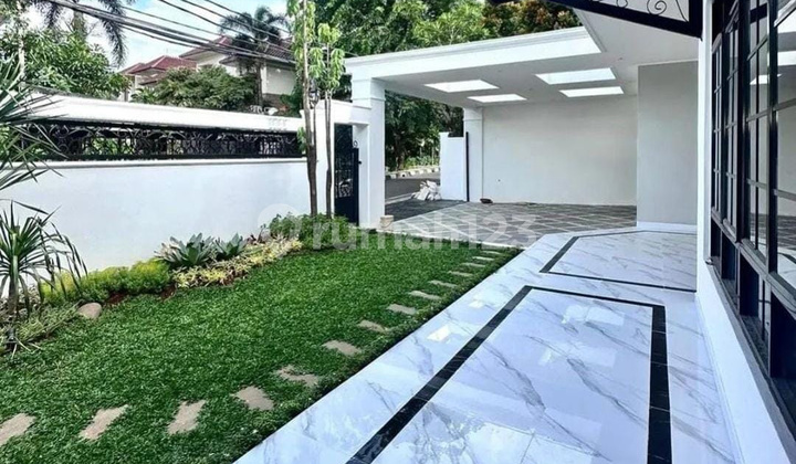 Rumah Baru Modern Halaman dan Taman Luas di Jalan Wijaya Kusuma Cilandak Jakarta Selatan