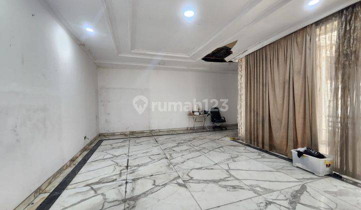 Sewa Rumah Besar Taman Kebon Jeruk Intercon 2