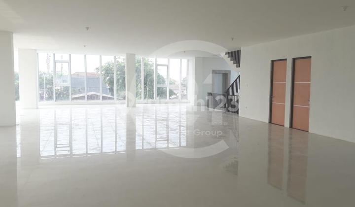 Dijual Gedung di Pramuka Jakarta Timur