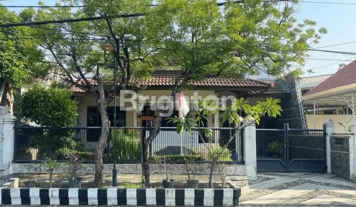 RUMAH RAYA KUTISARI INDAH LOKASI STRATEGIS, ROW JALAN LEBAR 1