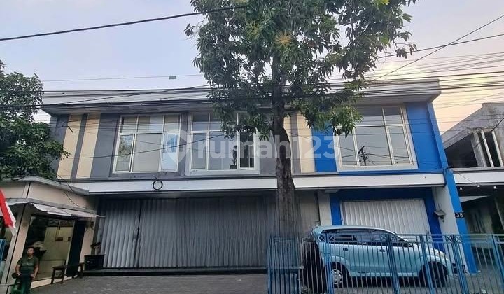 Two-story shop house for rent in a densely populated area. Suitable for various types of businesses or as a residence. 2