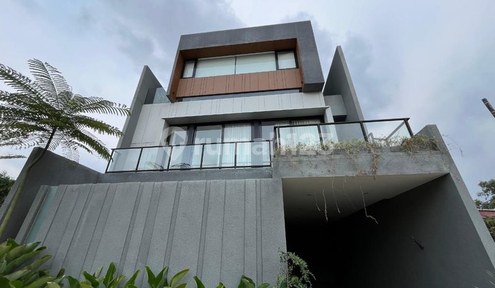 3-Story Luxury House Ready to Occupy Near Velodrome LRT