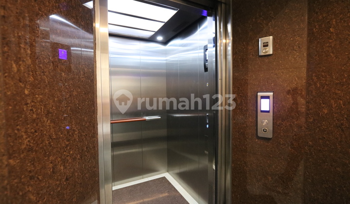 OFFICE BUILDING EX-SHOWROOM, STRATEGIC LOCATION IN JATINEGARA, EAST JAKARTA, SUITABLE FOR BANK OFFICES, WORKSHOPS, SHOWROOMS