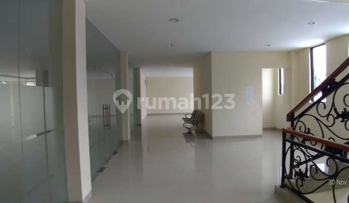 Gedung 3 Lantai Selangkah dari Bintaro dengan Parkir Luas