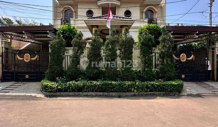 Pancoran Dalam Komplek Luxurious European Classic House  1