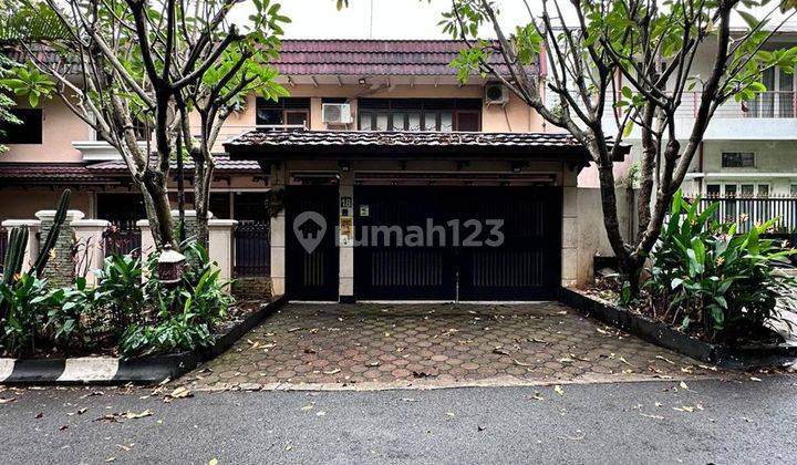 Pondok Indah Rumah Terawat Siap Huni Posisi Hoek Depan Taman  2