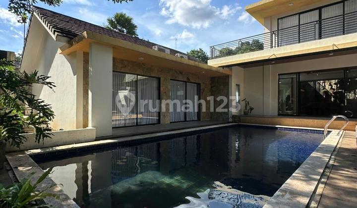 Jagakarsa Modern Tropical House Halaman Luas Jalan Lebar  2