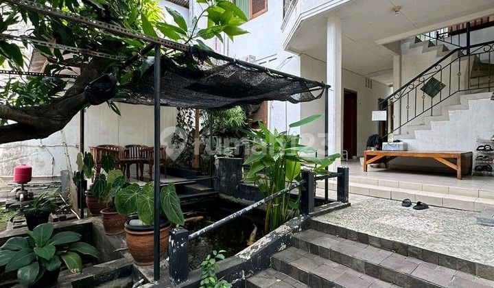 West Pejaten Well-Maintained House Ready to Live In Suitable for Business & Boarding West Pejaten Well-Maintained House Ready to Live In Suitable for Business & Boarding