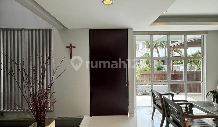 Gandaria House in a Complex, Park Front, Strategic Location 2