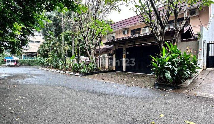 Pondok Indah Rumah Terawat Siap Huni Posisi Hoek Depan Taman  1