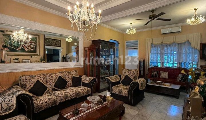 Kebayoran Lama Rumah Terawat Semi Furnished Lokasi Strategis