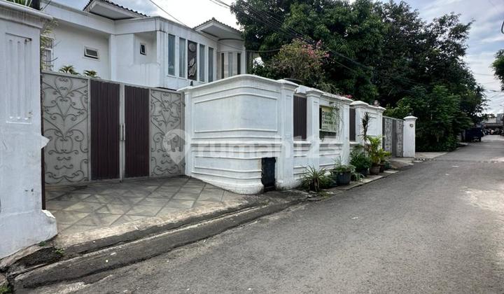 Bangka Kemang Exclusive House and Boarding House with Classic Design 2