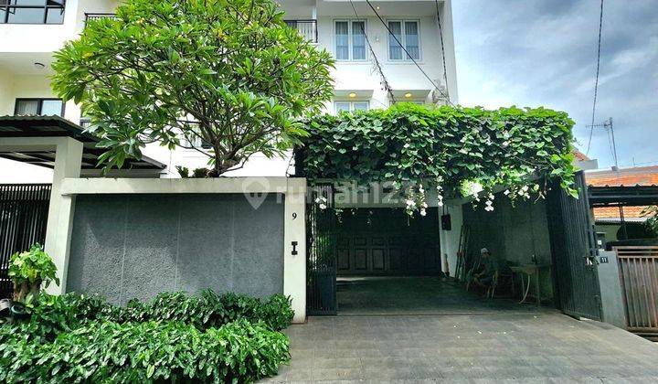 Pancoran Modern Classic House Dalam Komplek Semi Furnished  1