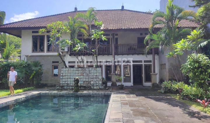 Dijual rumah semi villa jalan utama renon 1