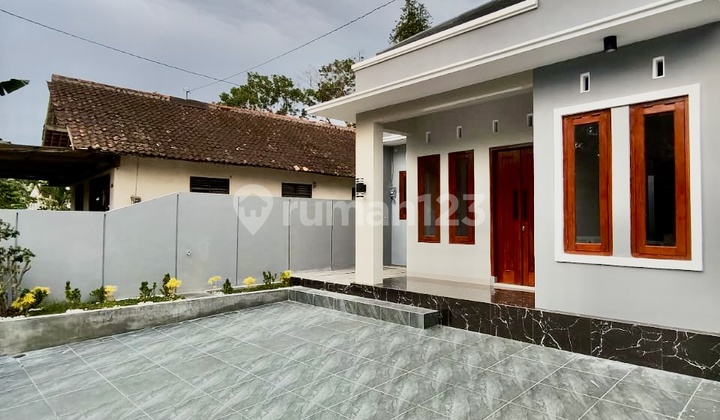 New Modern Minimalist House Near Sleman Regency Government Office 2