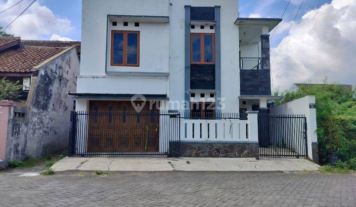 Dijual Rumah 2 Lt Dalam Perumahan Area Palagan Km.1 Dekat YIS 1