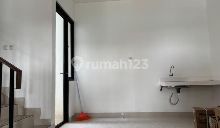 Jual Rumah Baru Gress! Modern Living dengan Sky Balcony & Attic Room di Grand Jura 88 - Metland Menteng, Cakung 015 2