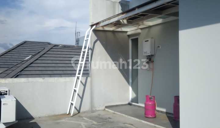 Dijual Rumah Minimalis 2 Lantai Sayap Sutami