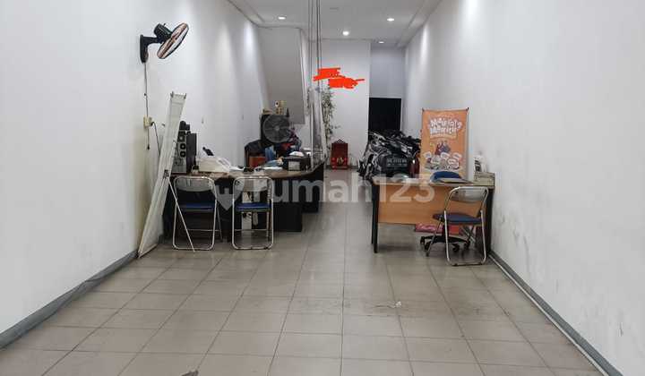 Shop for Rent on Jl. Gajah Mada, Comfortable and Strategic Location 2