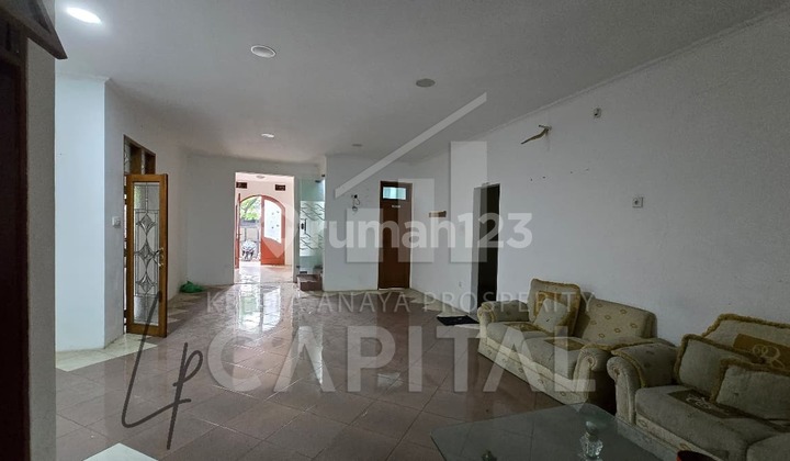 House on Palasari main road suitable for residence or business space.