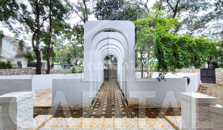 Good and Strategic Location, SHM House with Land Calculation, in Sayap Riau, Bandung City.