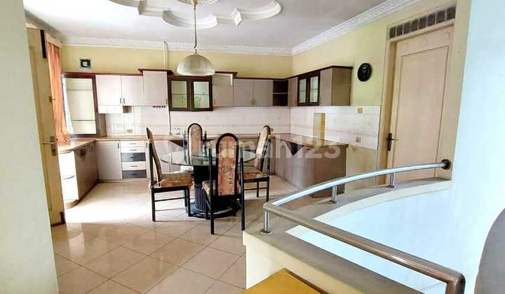 Rumah 2 Lantai Semi Furnished Di Area Setrasari Bandung Kota