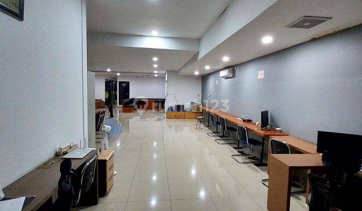 Kantor Di Pinggir Jalan Utama Sayap Dago  1