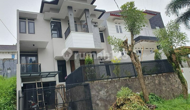 Rumah Lux Setiabudi Regency Lingkungan Nyaman