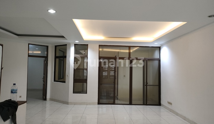 Disewakan ..rumah di Taman Semanan Indah, jalan depan rumah bisa 4 mobil