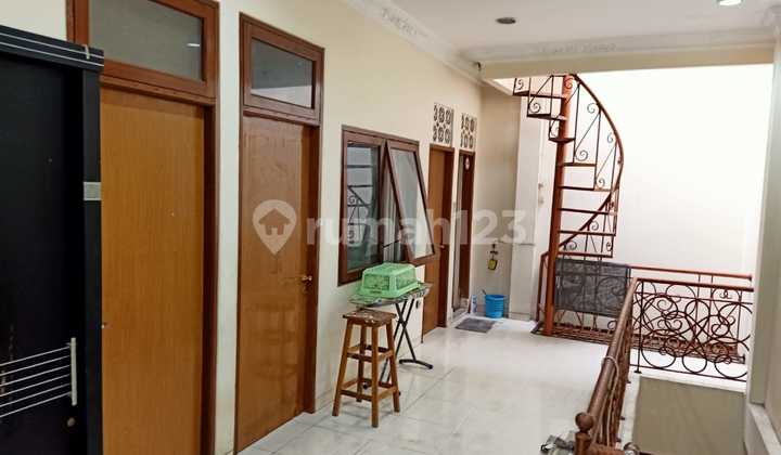 Semi furnish ..Disewakan rumah di Taman Semanan Indah