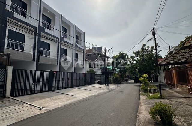 Rumah Baru di Tanjung Duren, Tinggal 1 Unit