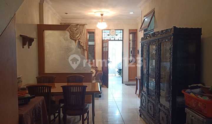 Semi furnish ..Disewakan rumah di Taman Semanan Indah 2