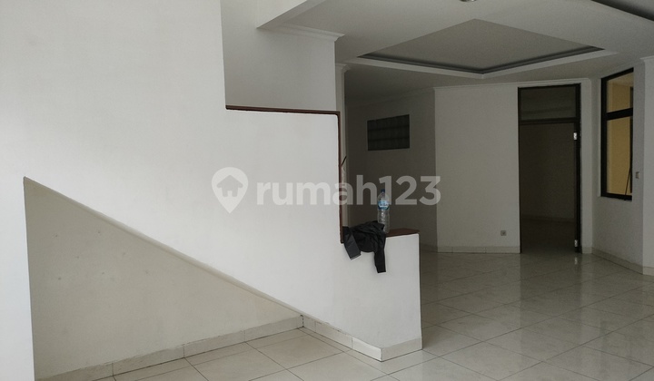 Disewakan ..rumah di Taman Semanan Indah, jalan depan rumah bisa 4 mobil 2