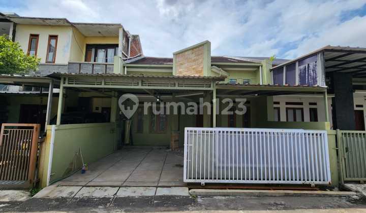 House Near School Health Shopping Facilities, Cisaranten 2