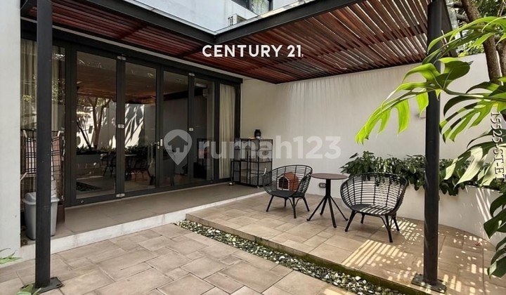 Dijual Rumah Hommy Samping Fasum Dengan View Kolam Renang 2