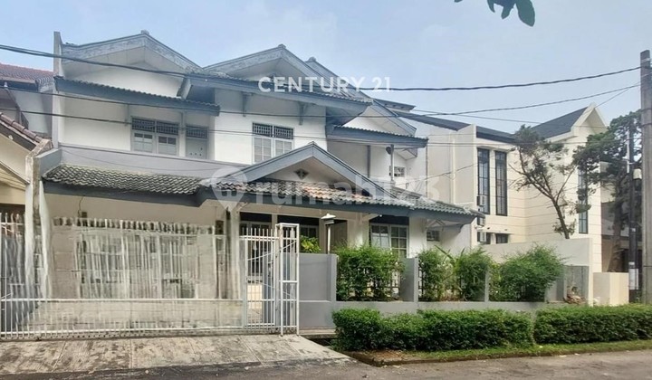 Rumah Depan Taman Perlu Renov Halaman Luas di Kucica Bintaro
