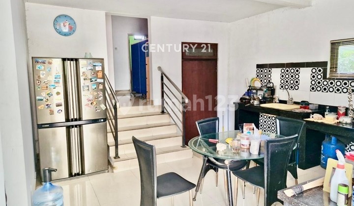 Dijual Rumah Asri dengan Tanah Luas Lokasi di Pasar Minggu 2