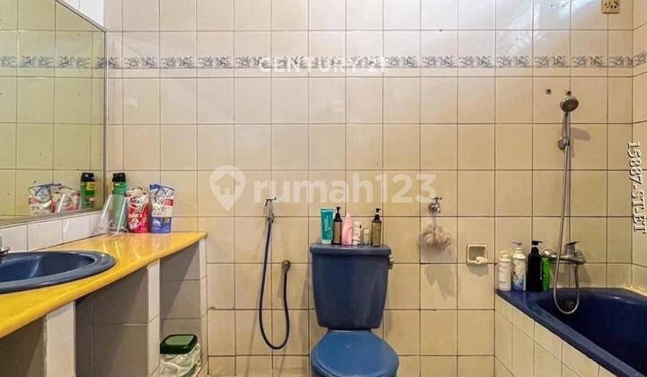 Hok House For Sale 2 Floors Very Strategic Location in Pondok Indah 2