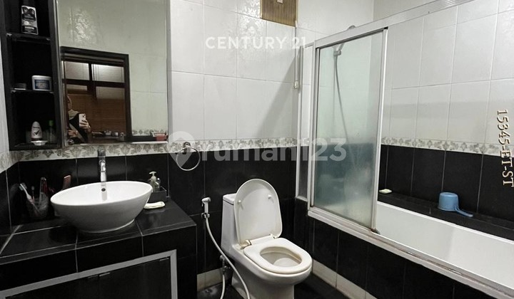 For Sale Comfortable Ready to Occupy House in Sector 9 Bintaro 2