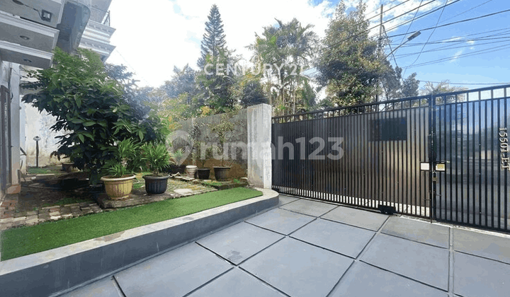 Dijual Tanah Ada Bangunannya bisa untuk Dibangun 4 Unit Rumah