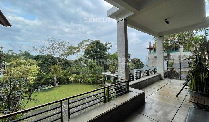 Rumah Mewah Modern Tropical Dengan Halaman Yang Luas Dan Asri 2