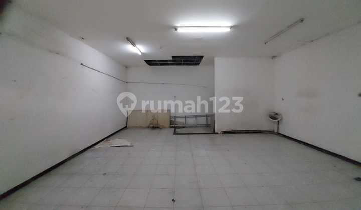 Tidar Street Shophouse in Surabaya, Strategic Location, South-Facing 2