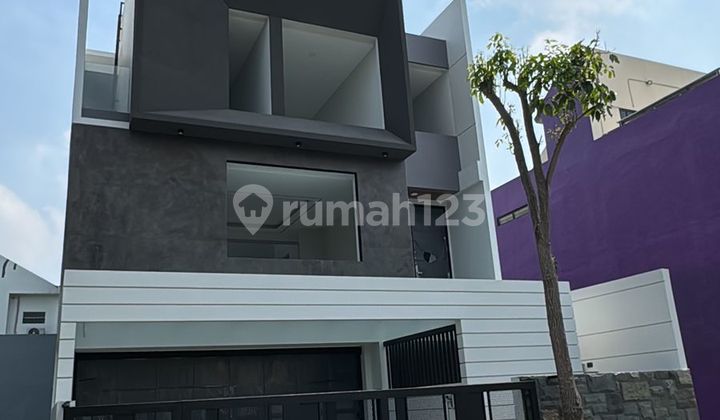 Gress Rumah di Citraland Surabaya Bangunan 3 Lantai Minimalis 