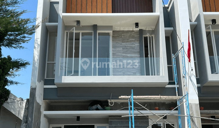 Row 3 Mobil Longgar Lokasi Depan Rumah Manyar Kertoadi 1