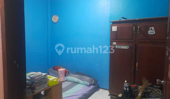 The title deed for the commercial building level in Petemon Sidomulyo has been issued. 2