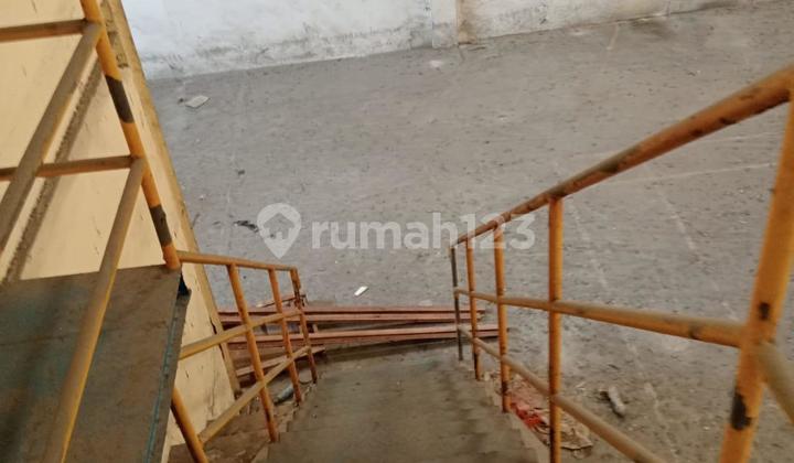 Well-maintained Ritzgate Warehouse Has a Loading Dock Well-maintained Ritzgate Warehouse Has a Loading Dock
