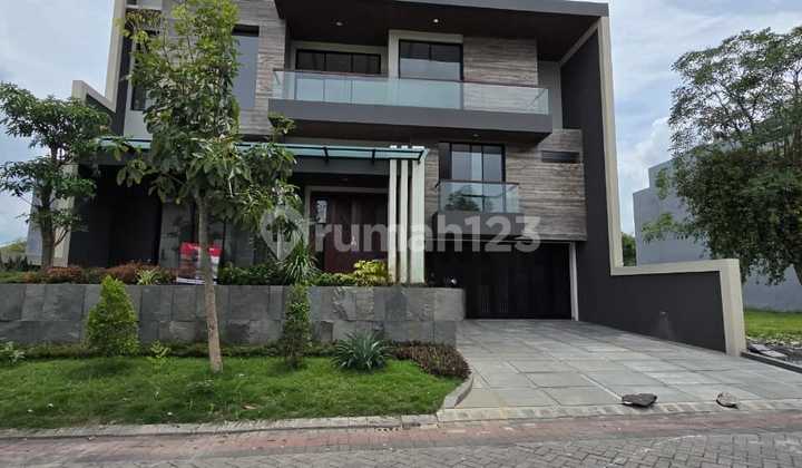 Rumah di Pakuwon Indah, Split Level 2.5 Lantai Minimalis Modern Barus Gress